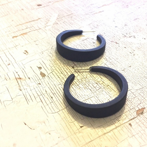 Black Frosted Emily Retro Lucite Hoop Earrings - Picture 4 of 7